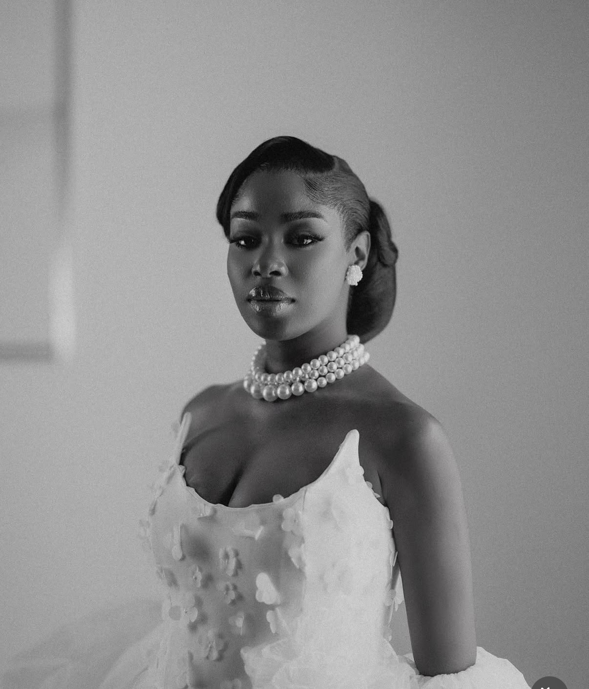 Black and white portrait of bride with pearl choker